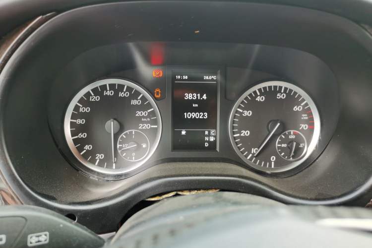 Used Mercedes-Benz Vito 2016 2.0T Business Edition Odometer Close Up