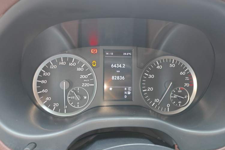 Used Mercedes-Benz Vito 2016 2.0T Business Edition Odometer Close Up