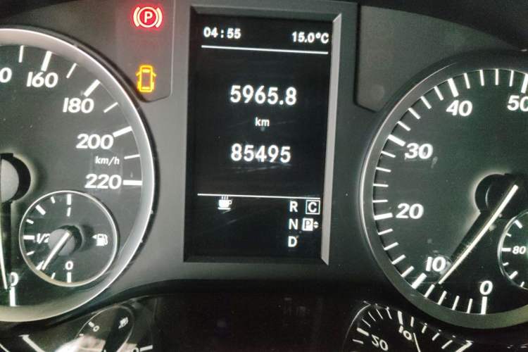 Used Mercedes-Benz Vito 2016 2.0T Elite Edition Odometer Close Up