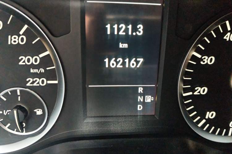 Used Mercedes-Benz Vito 2016 2.0T Elite Edition Odometer Close Up
