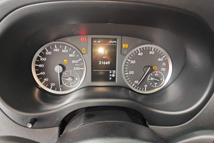 Used Mercedes-Benz Vito 2016 2.0T Business Edition Odometer Close Up
