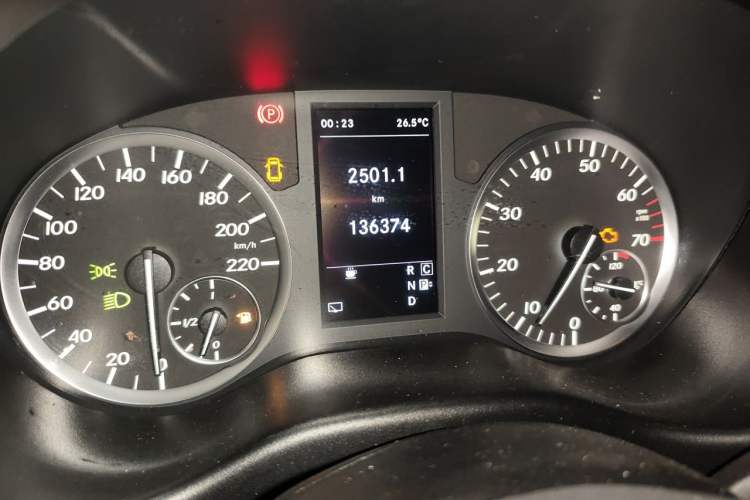 Used Mercedes-Benz Vito 2016 2.0T Business Edition Odometer Close Up