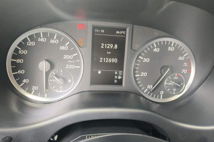Used Mercedes-Benz Vito 2016 2.0T Business Edition Odometer Close Up