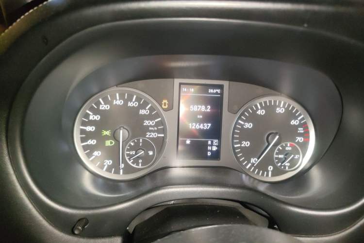 Used Mercedes-Benz Vito 2016 2.0T Business Edition Odometer Close Up