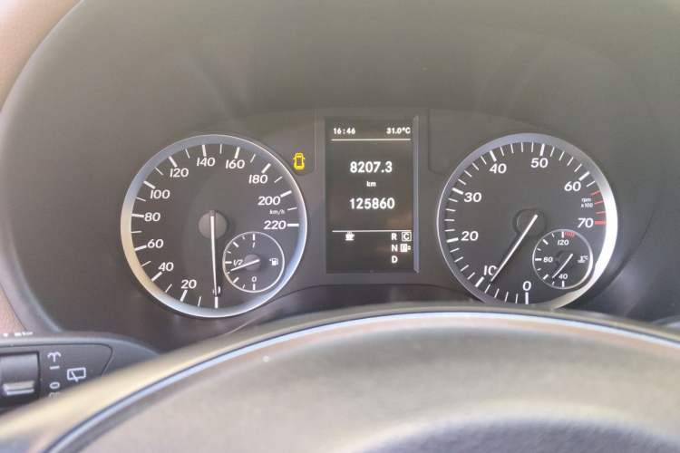 Used Mercedes-Benz Vito 2016 2.0T Elite Edition Odometer Close Up