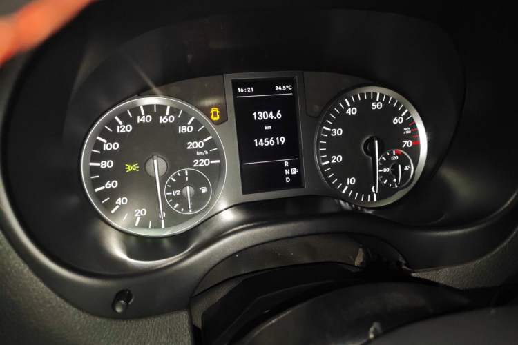 Used Mercedes-Benz Vito 2016 2.0T Elite Edition Odometer Close Up