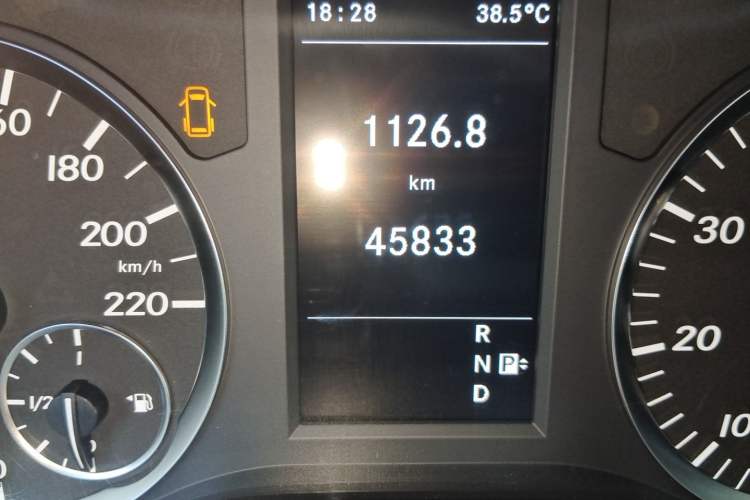 Used Mercedes-Benz Vito 2016 2.0T Elite Edition Odometer Close Up