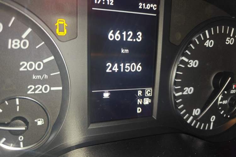 Used Mercedes-Benz Vito 2016 2.0T Business Edition Odometer Close Up