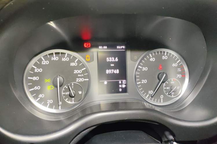 Used Mercedes-Benz Vito 2016 2.0T Elite Edition Odometer Close Up