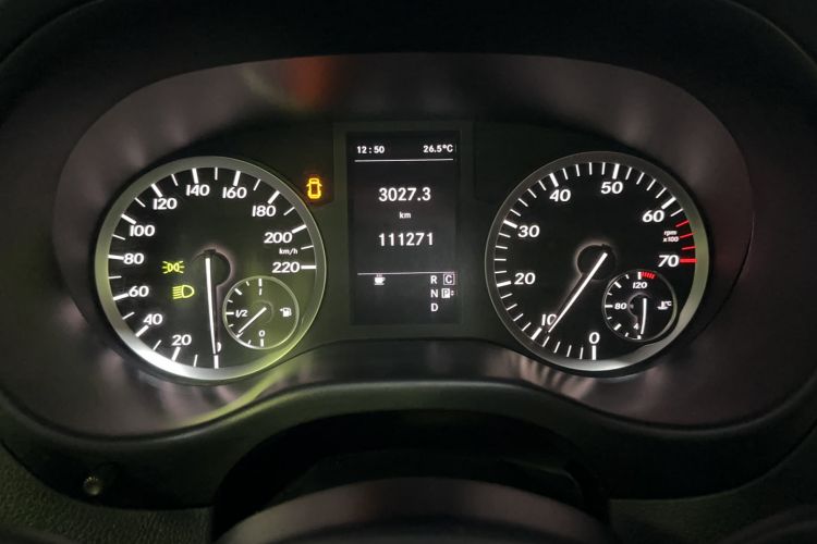 Used Mercedes-Benz Vito 2016 2.0T Business Edition Odometer Close Up