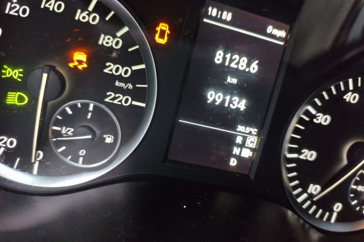 Used Mercedes-Benz Vito 2016 2.0T Elite Edition Odometer Close Up