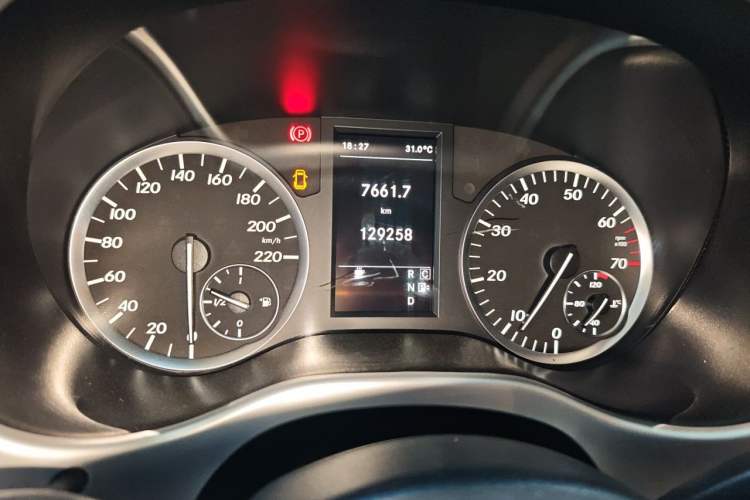 Used Mercedes-Benz Vito 2016 2.0T Elite Edition Odometer Close Up