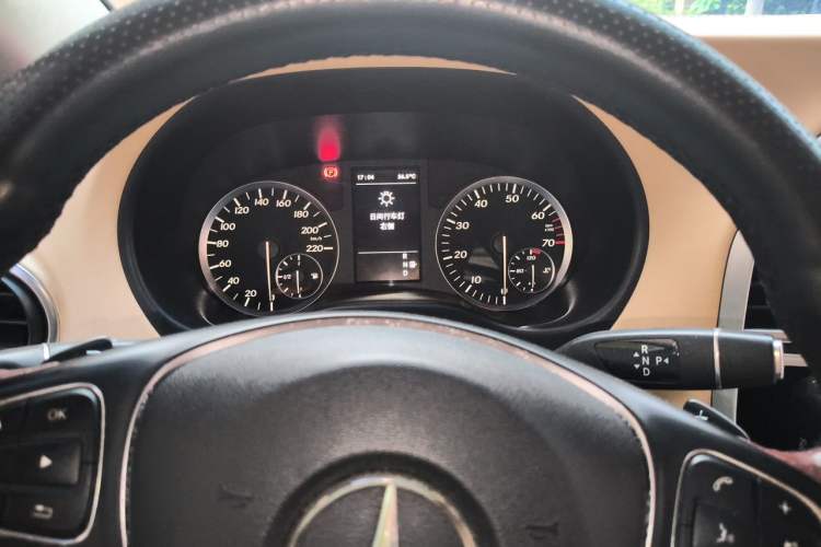 Used Mercedes-Benz Vito 2016 2.0T Business Edition Odometer Close Up