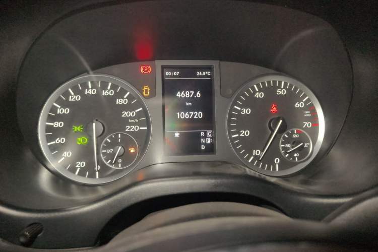 Used Mercedes-Benz Vito 2016 2.0T Business Edition Odometer Close Up