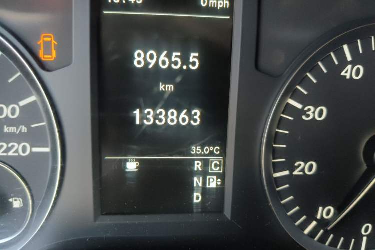 Used Mercedes-Benz Vito 2016 2.0T Business Edition Odometer Close Up
