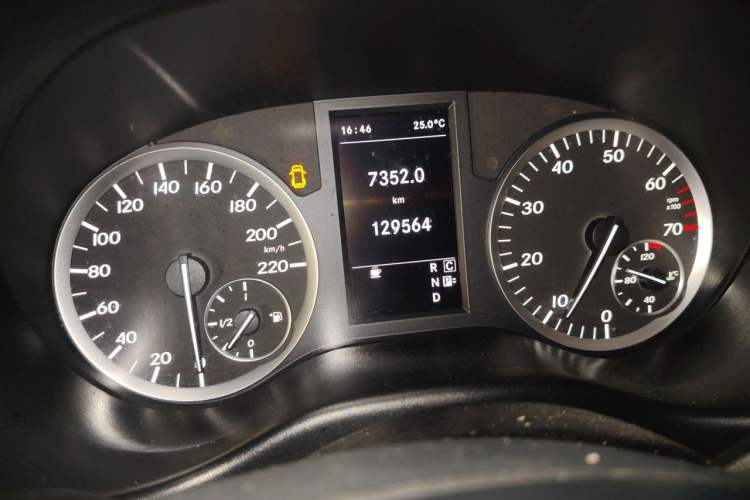 Used Mercedes-Benz Vito 2016 2.0T Business Edition Odometer Close Up