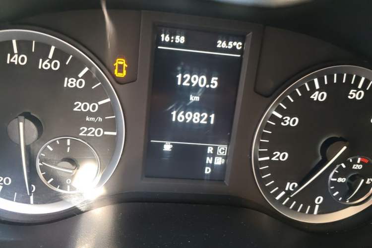 Used Mercedes-Benz Vito 2016 2.0T Business Edition Odometer Close Up