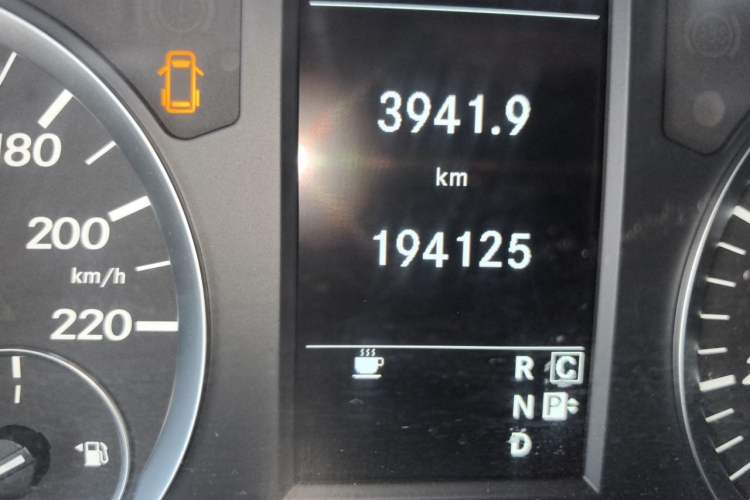 Used Mercedes-Benz Vito 2016 2.0T Business Edition Odometer Close Up