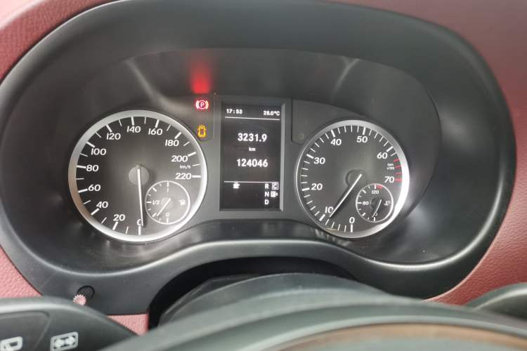 Used Mercedes-Benz Vito 2016 2.0T Elite Edition Odometer Close Up