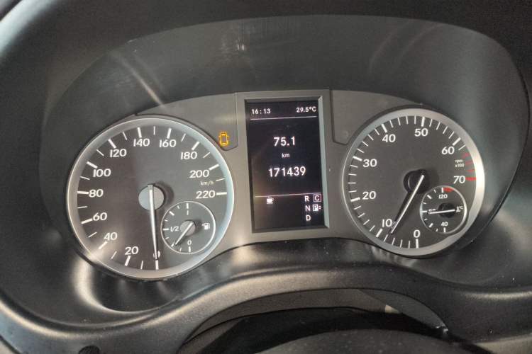 Used Mercedes-Benz Vito 2016 2.0T Business Edition Odometer Close Up