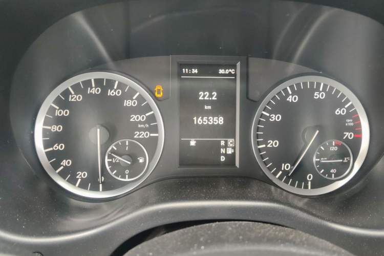 Used Mercedes-Benz Vito 2016 2.0T Elite Edition Odometer Close Up