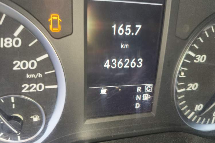 Used Mercedes-Benz Vito 2016 2.0T Elite Version 9-seater Odometer Close Up