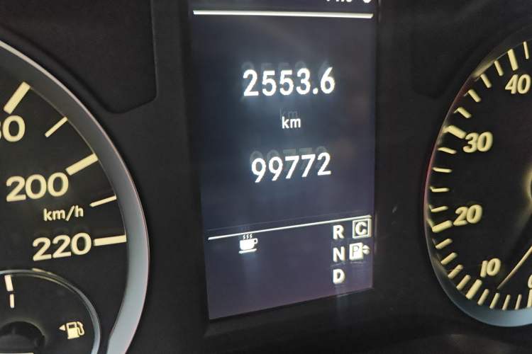 Used Mercedes-Benz Vito 2016 2.0T Elite Version 9-seater Odometer Close Up