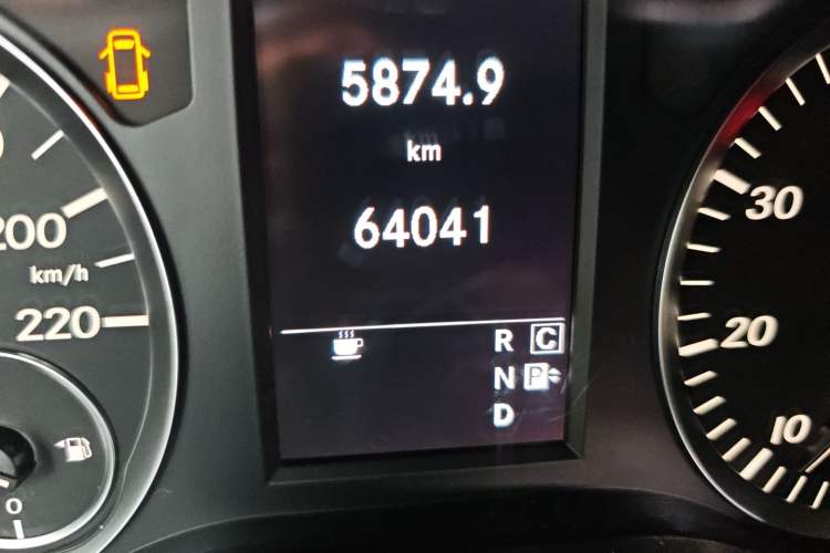 Used Mercedes-Benz Vito 2016 2.0T Business Edition Odometer Close Up