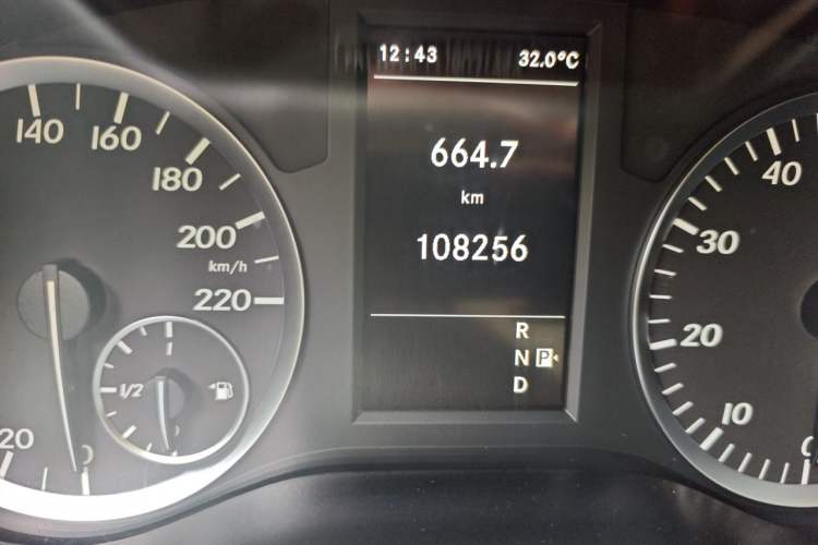 Used Mercedes-Benz Vito 2016 2.0T Business Edition Odometer Close Up