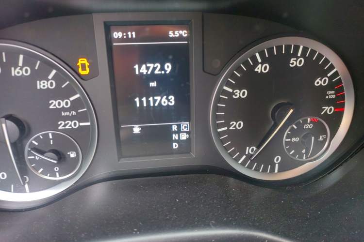 Used Mercedes-Benz Vito 2016 2.0T Business Edition Odometer Close Up