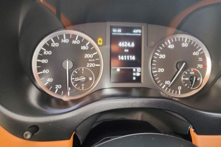 Used Mercedes-Benz Vito 2016 2.0T Business Edition Odometer Close Up