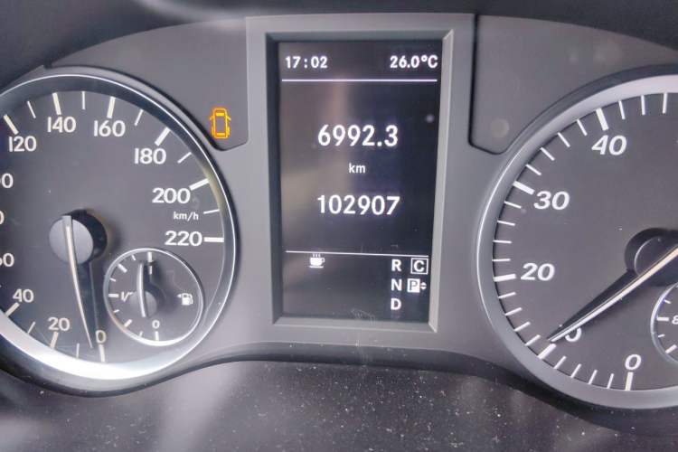Used Mercedes-Benz Vito 2016 2.0T Elite Edition Odometer Close Up
