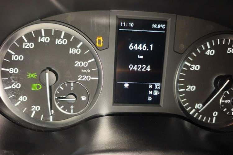 Used Mercedes-Benz Vito 2016 2.0T Business Edition Odometer Close Up