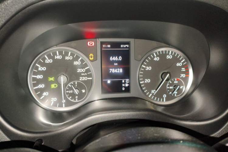 Used Mercedes-Benz Vito 2016 2.0T Business Edition Odometer Close Up