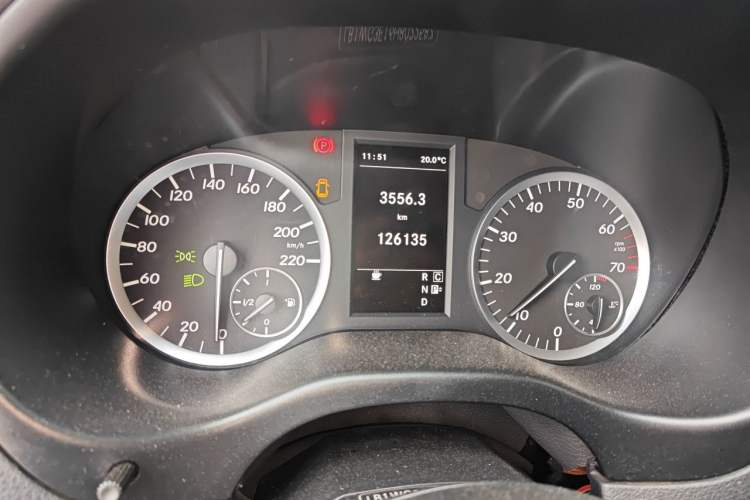 Used Mercedes-Benz Vito 2016 2.0T Elite Version 9-seater Odometer Close Up