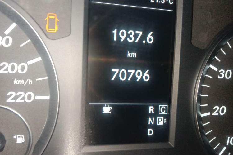 Used Mercedes-Benz Vito 2016 2.0T Business Edition Odometer Close Up
