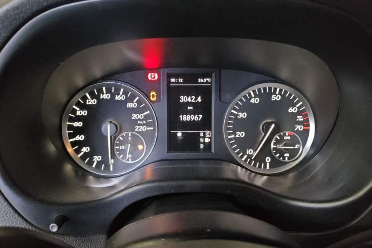 Used Mercedes-Benz Vito 2016 2.0T Elite Edition Odometer Close Up