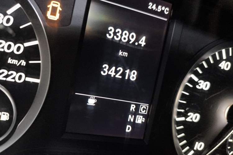 Used Mercedes-Benz Vito 2016 2.0T Business Edition Odometer Close Up