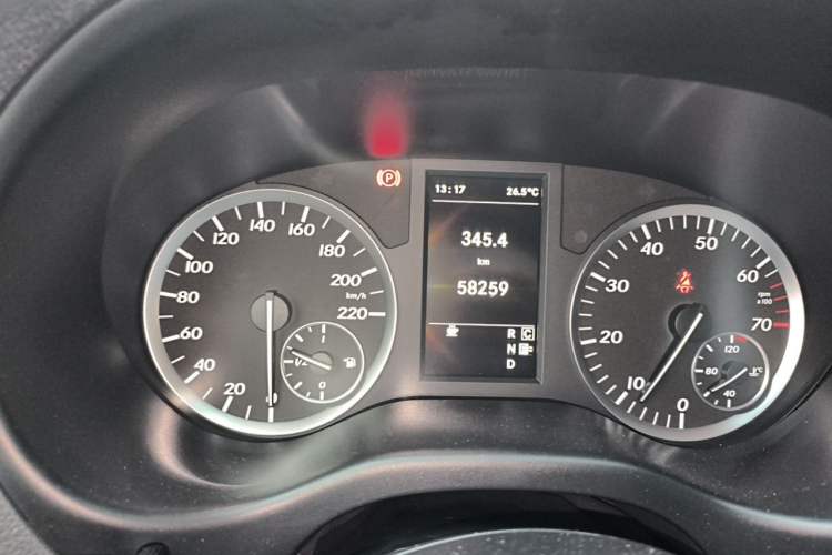 Used Mercedes-Benz Vito 2016 2.0T Business Edition Odometer Close Up