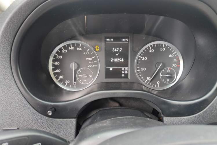 Used Mercedes-Benz Vito 2016 2.0T Business Edition Odometer Close Up