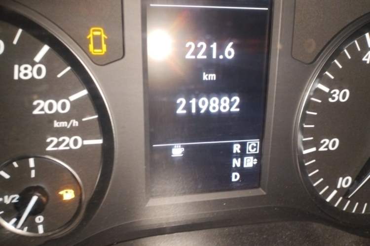 Used Mercedes-Benz Vito 2016 2.0T Business Edition Odometer Close Up