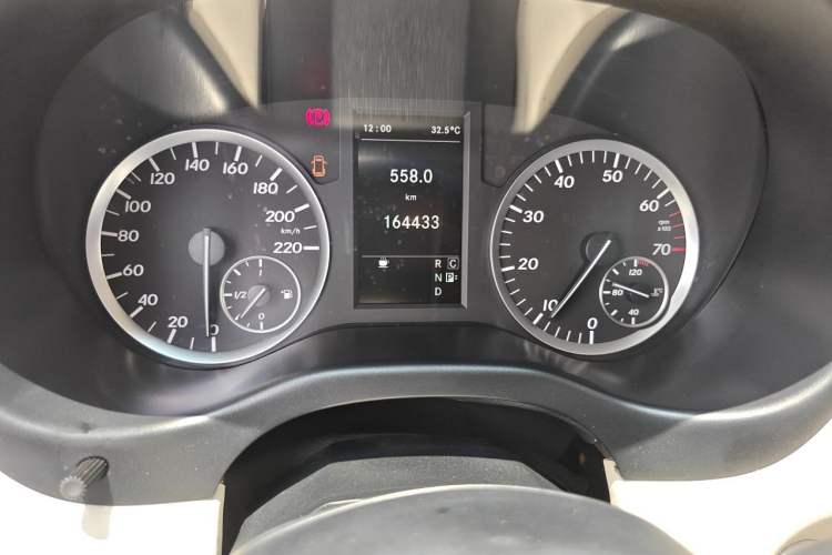 Used Mercedes-Benz Vito 2016 2.0T Business Edition Odometer Close Up