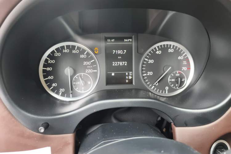Used Mercedes-Benz Vito 2016 2.0T Elite Edition Odometer Close Up