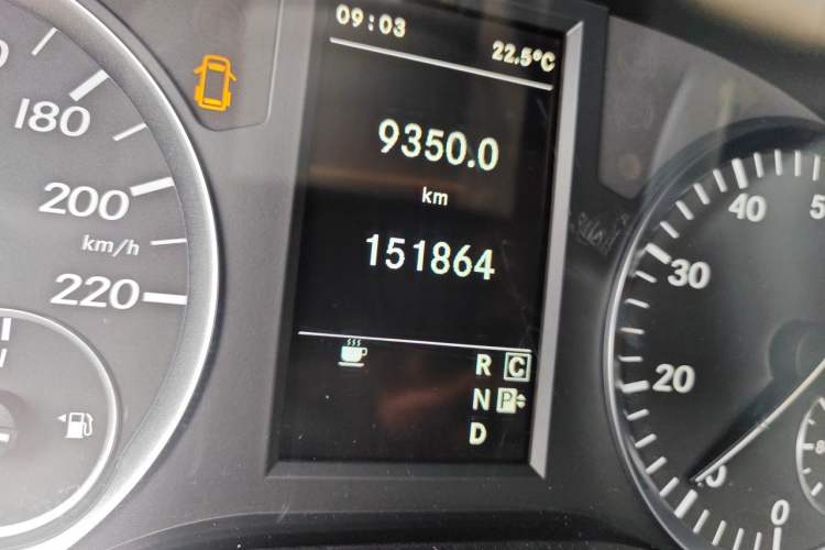 Used Mercedes-Benz Vito 2016 2.0T Business Edition Odometer Close Up