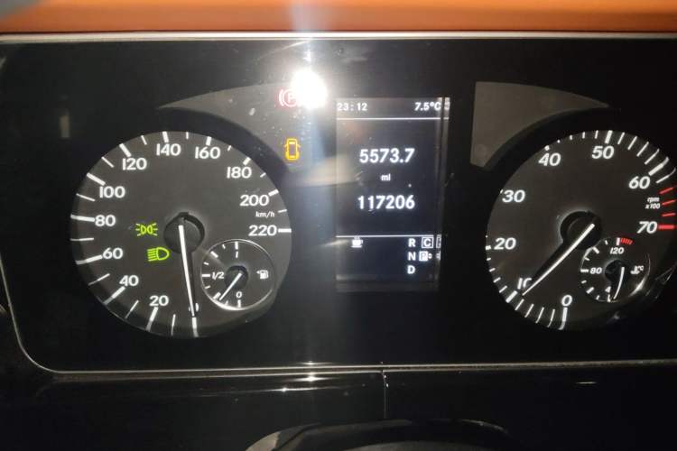 Used Mercedes-Benz Vito 2016 2.0T Business Edition Odometer Close Up