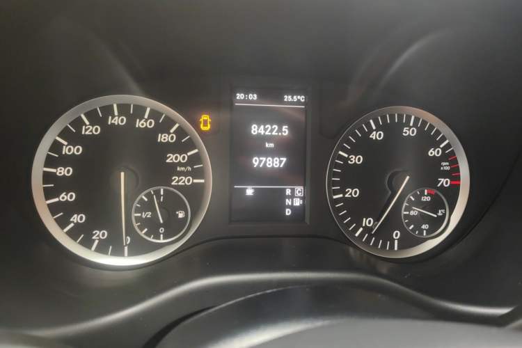 Used Mercedes-Benz Vito 2016 2.0T Elite Edition Odometer Close Up