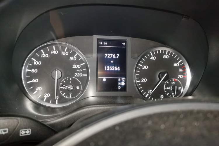 Used Mercedes-Benz Vito 2016 2.0T Elite Version 9-seater Odometer Close Up