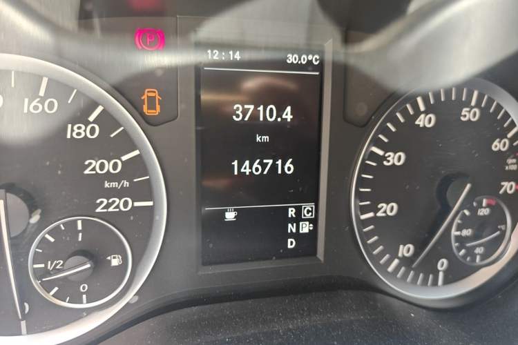 Used Mercedes-Benz Vito 2016 2.0T Business Edition Odometer Close Up