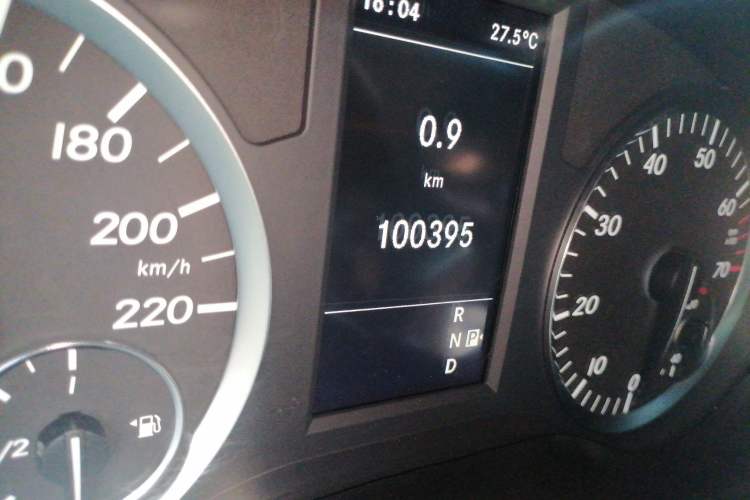Used Mercedes-Benz Vito 2016 2.0T Elite Edition Odometer Close Up