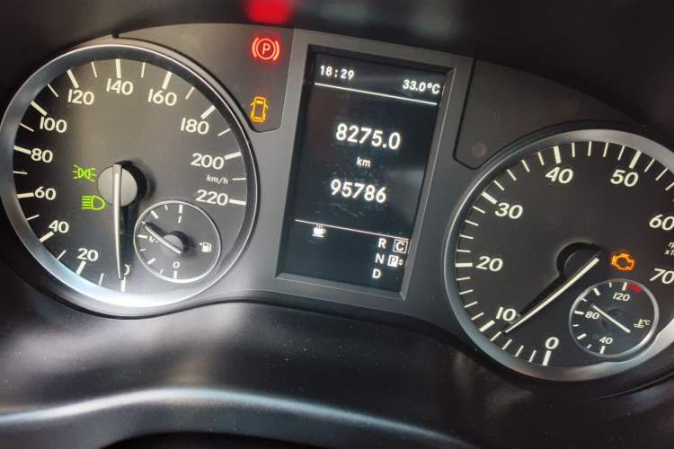 Used Mercedes-Benz Vito 2016 2.0T Business Edition Odometer Close Up